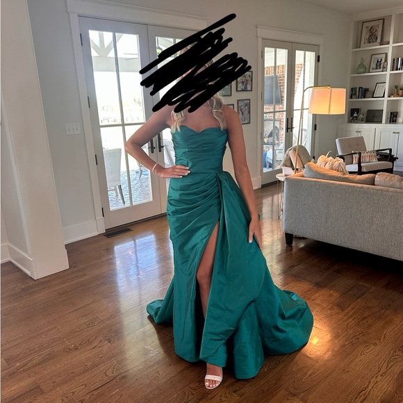 Tarik Ediz Gorgeous Gown.  Size 4. Gorgeous emerald green color. - Picture 2 of 4